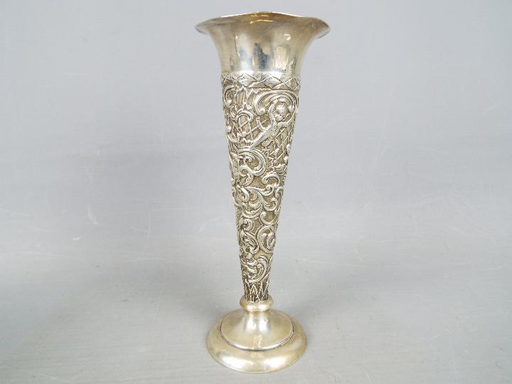 A pair of Edward VII hallmarked silver trumpet shaped vases by William Comyns, London assay 1901, - Image 3 of 4