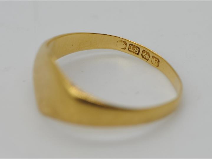 18ct gold - a hallmarked 18ct gold identity ring, size S, approximate weight 3. - Image 4 of 4