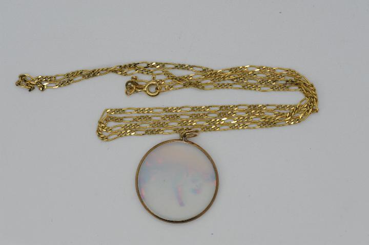 9 ct Gold - a 9ct gold necklace stamped 375,