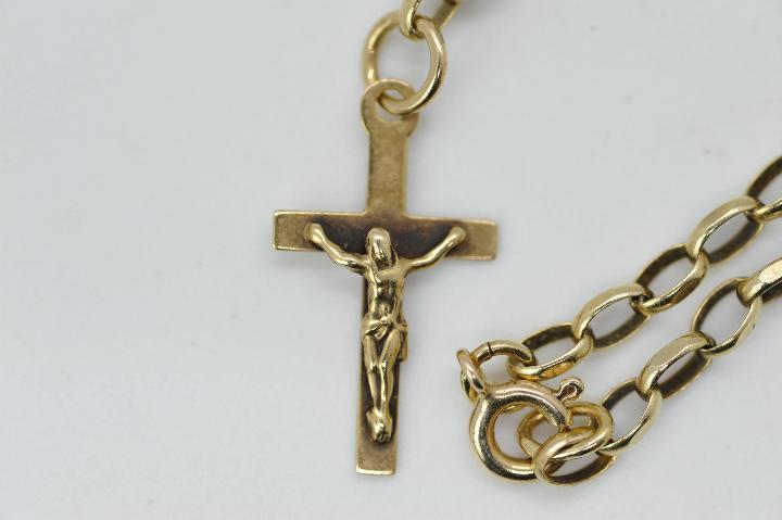 A yellow metal crucifix pendant on a 9ct yellow gold belcher chain necklace, 52 cm (l), - Image 2 of 3