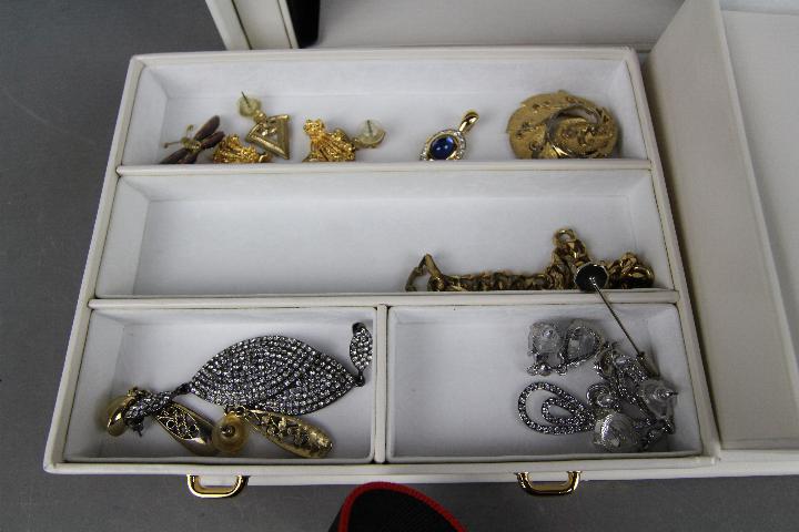 A good quality jewellery box containing a collection of costume jewellery to include rings, - Image 3 of 4