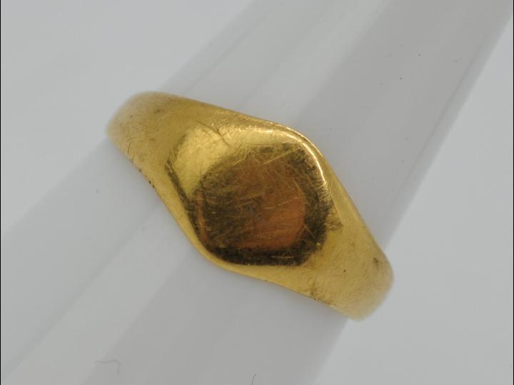 18ct gold - a hallmarked 18ct gold identity ring, size S, approximate weight 3.