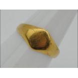 18ct gold - a hallmarked 18ct gold identity ring, size S, approximate weight 3.