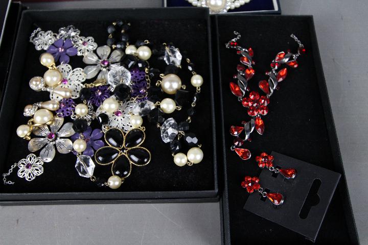 Evening Jewellery - five boxes of evening costume jewellery to include necklaces and earrings - Image 3 of 4