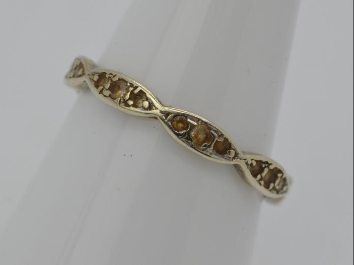9ct gold - a 9ct gold ring with stone set,detailing, size R, approximate weight 1. - Image 3 of 3