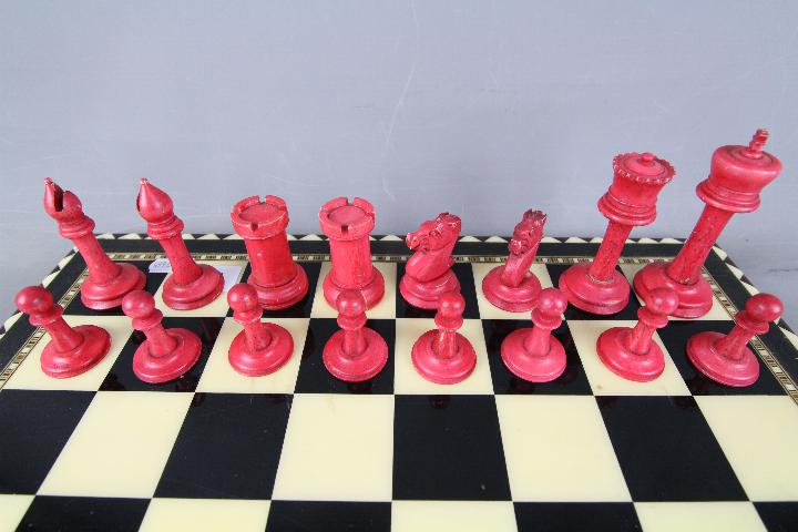 An early 20th century bone chess set with stained and natural pieces, king approximately 9 cm (h), - Image 4 of 5