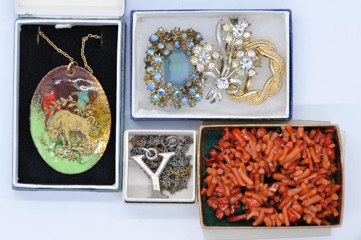 A Henri Wintermans cigar box containing a coral necklace with matching earrings, brooches, - Image 2 of 5