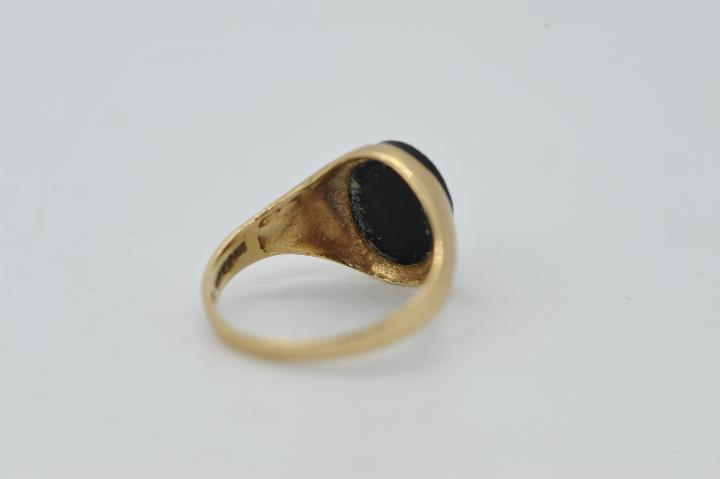 A gentleman's 9ct onyx signet ring, size S + ½, approximately 3.2 grams all in. - Image 3 of 4