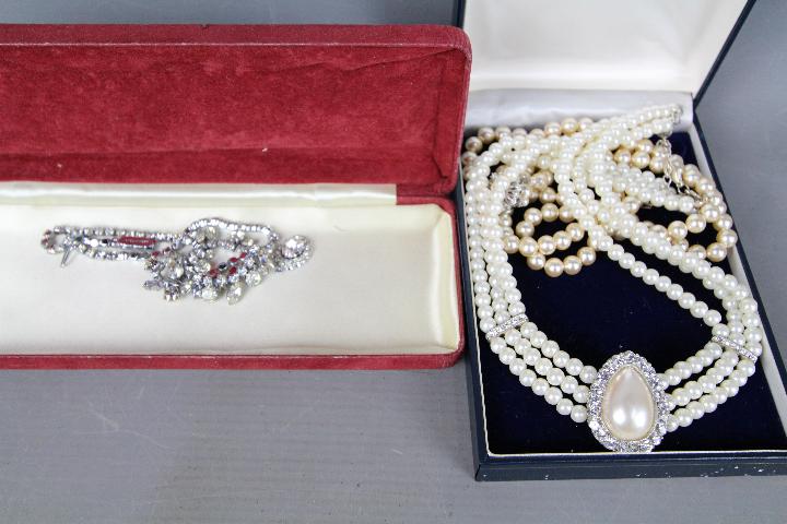 Evening Jewellery - five boxes of evening costume jewellery to include necklaces and earrings - Image 4 of 4