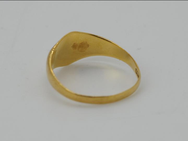 18ct gold - a hallmarked 18ct gold identity ring, size S, approximate weight 3. - Image 3 of 4