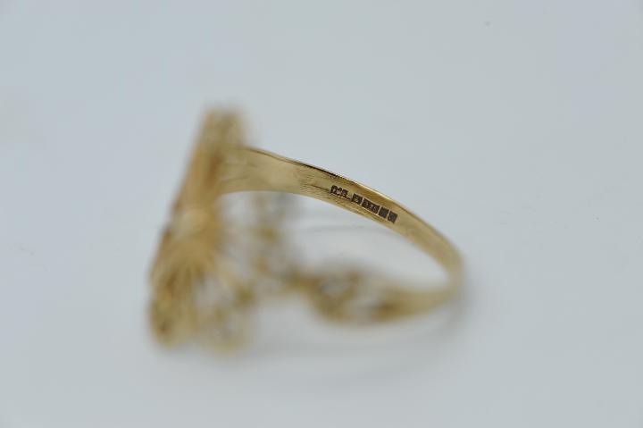 A 9ct gold filigree ring in the form of a stylised flower head, - Image 4 of 5