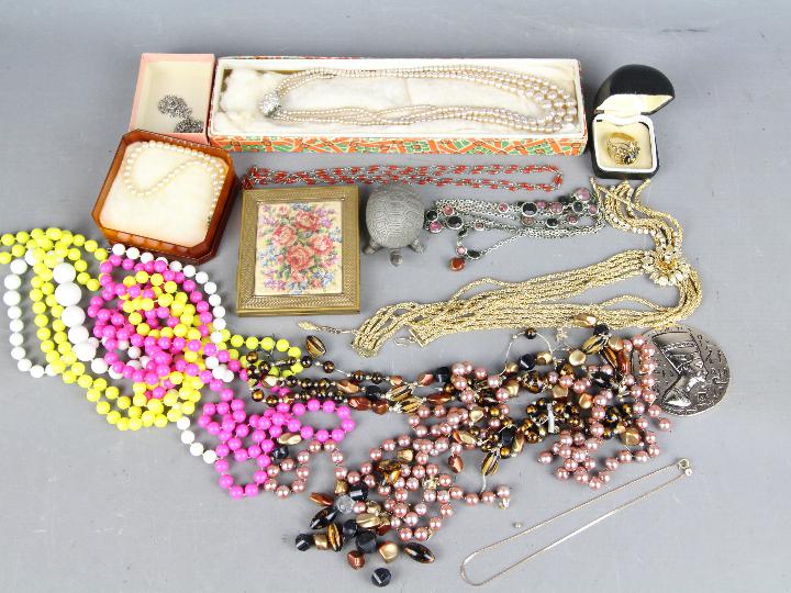 9ct gold - A mixed lot of costume jewellery to include a triple stranded pearl necklace,