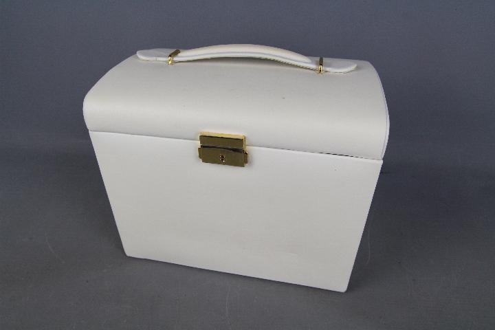 A good quality jewellery box containing a collection of costume jewellery to include rings, - Image 4 of 4