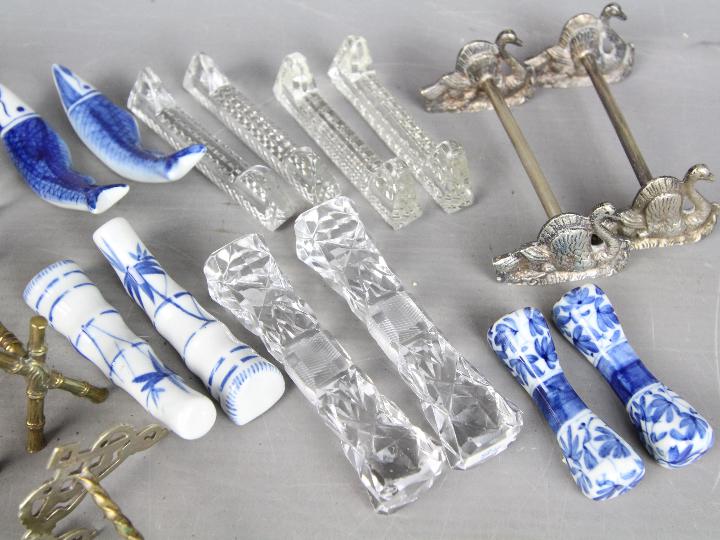 Twelve pairs of knife rests to include silver plated, cut glass, blue and white ceramic examples. - Image 3 of 3