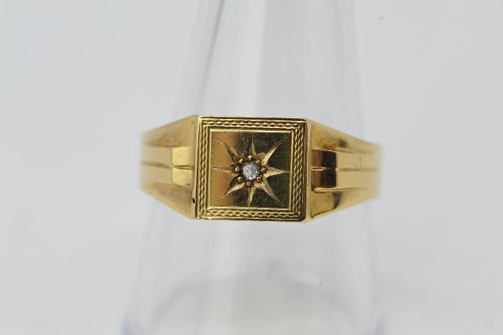 A gentleman's 9ct gold signet ring, stone set size W, approximately 3.5 grams all in. - Image 2 of 5