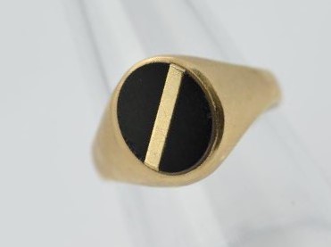 A gentleman's 9ct onyx signet ring, size S + ½, approximately 3.2 grams all in.