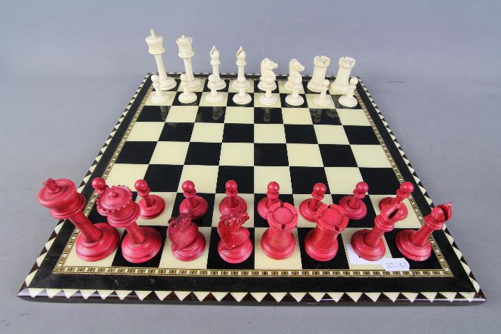An early 20th century bone chess set with stained and natural pieces, king approximately 9 cm (h), - Image 2 of 5