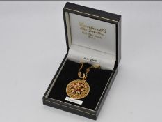 Portuguese jewellery -19 ct Gold - a 19 ct gold Portuguese necklace and pendant,