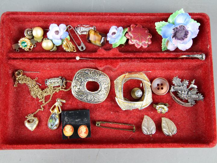 A jewellery box containing a quantity of brooches, paired earrings, - Image 2 of 3