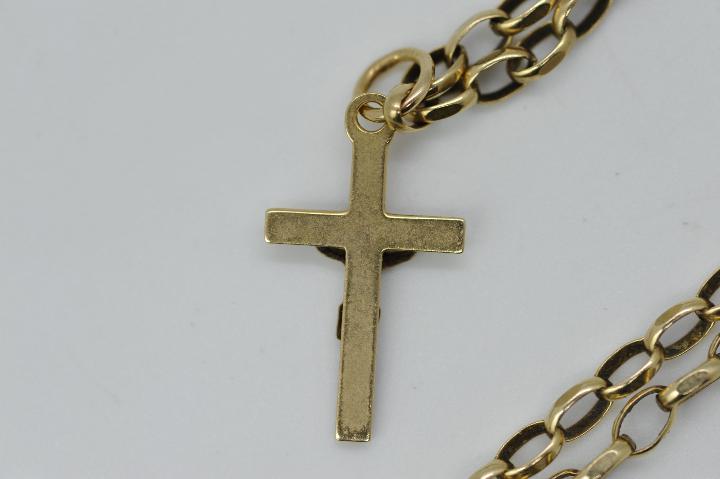 A yellow metal crucifix pendant on a 9ct yellow gold belcher chain necklace, 52 cm (l), - Image 3 of 3