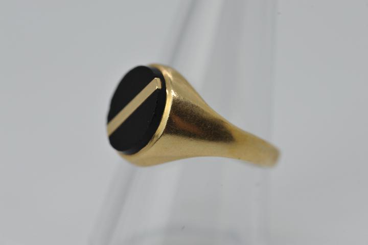 A gentleman's 9ct onyx signet ring, size S + ½, approximately 3.2 grams all in. - Image 2 of 4