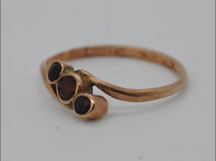 9ct gold - a 9ct rose gold trilogy ring, size u, approximate weight 1. - Image 3 of 4