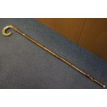 A good quality horn handled hiking staff / crook, approximately 126 cm (l).