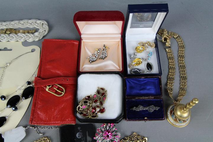 Costume Jewellery - a quantity of costume jewellery to include necklaces, paired earrings, - Image 2 of 3