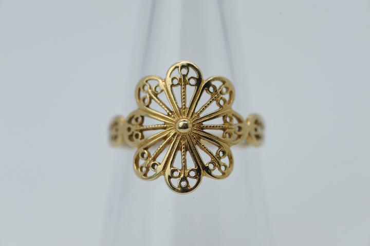 A 9ct gold filigree ring in the form of a stylised flower head, - Image 5 of 5