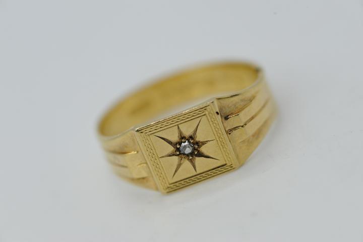 A gentleman's 9ct gold signet ring, stone set size W, approximately 3.5 grams all in. - Image 5 of 5