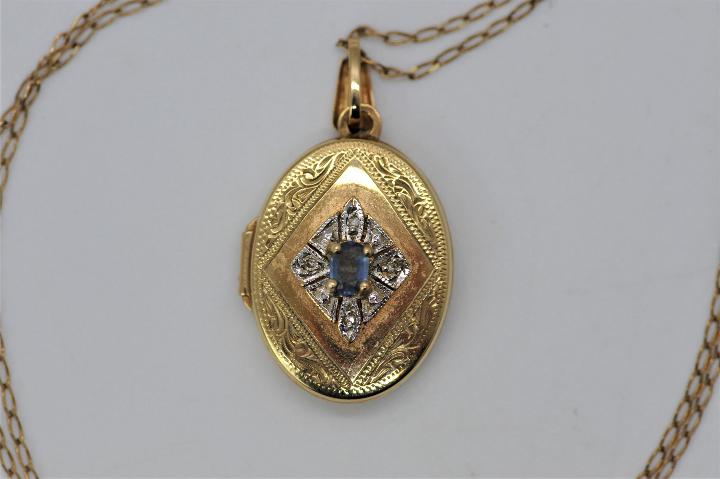 A 9ct gold stone set locket pendant on fine chain stamped 9kt (44 cm length), approximately 3. - Image 2 of 4