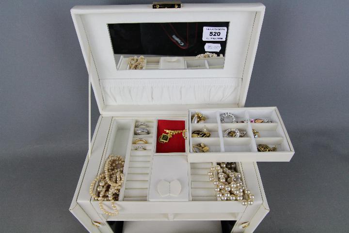 A good quality jewellery box containing a collection of costume jewellery to include rings, - Image 2 of 4