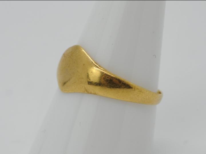 18ct gold - a hallmarked 18ct gold identity ring, size S, approximate weight 3. - Image 2 of 4