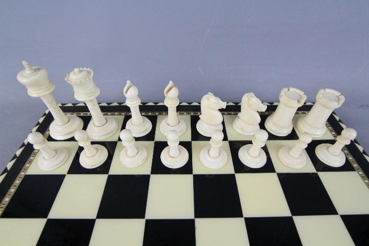 An early 20th century bone chess set with stained and natural pieces, king approximately 9 cm (h), - Image 3 of 5