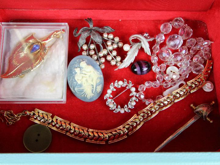 A jewellery box containing a quantity of brooches, paired earrings, - Image 3 of 3
