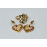 A 9ct gold filigree ring in the form of a stylised flower head,