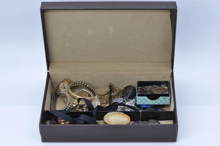 Silver - a jewellery box containing a quantity of silver coins, Siam necklace and jewellery,