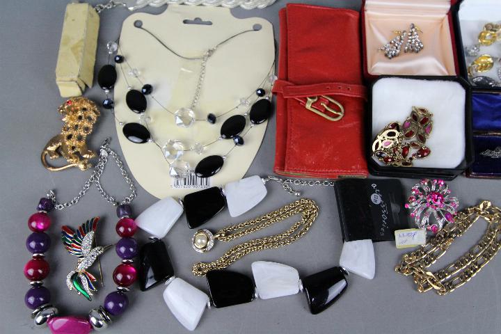 Costume Jewellery - a quantity of costume jewellery to include necklaces, paired earrings, - Image 3 of 3