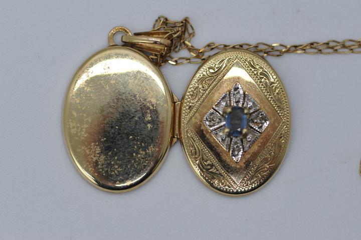 A 9ct gold stone set locket pendant on fine chain stamped 9kt (44 cm length), approximately 3. - Image 4 of 4