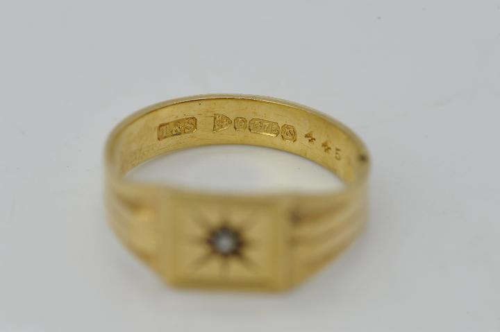 A gentleman's 9ct gold signet ring, stone set size W, approximately 3.5 grams all in. - Image 4 of 5