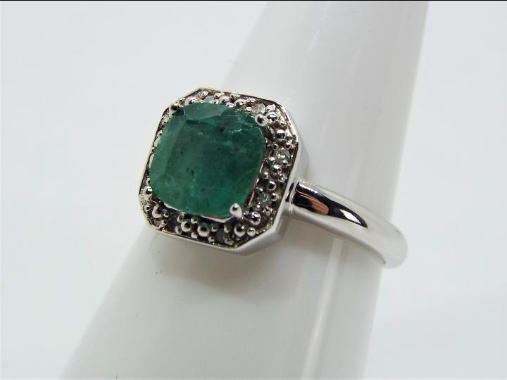 9ct Gold - a 9ct white gold ring set with diamonds and emerald, brilliant shape,size N, weight 0. - Image 3 of 5