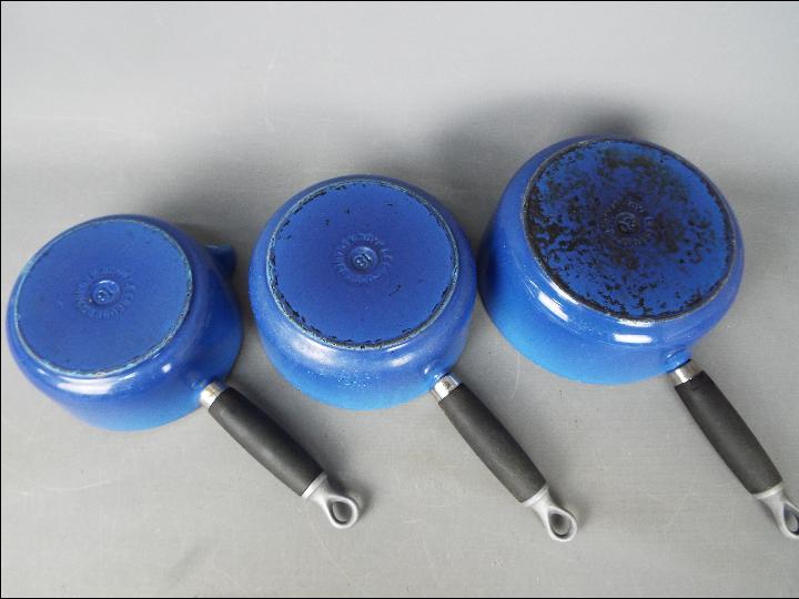 Le Creuset - A set of three cast iron Le Creuset pans in blue with lids marked 16, 18, - Image 4 of 4