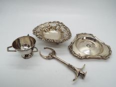 A collection of hallmarked silver items to include a set of Edward VII pickle tongs / pincers,