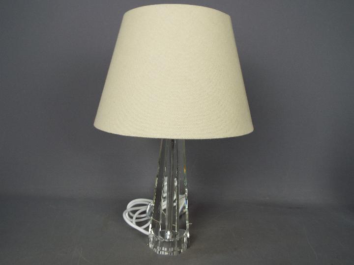 Lamps - Two heavy glass table lamps in near mint condition with cream coloured lamp shades - Image 3 of 3