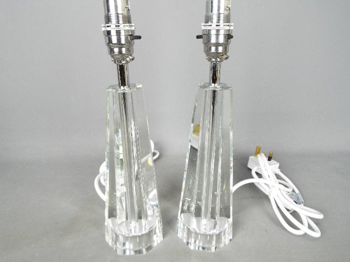 Lamps - Two heavy glass table lamps in near mint condition with cream coloured lamp shades - Image 2 of 3