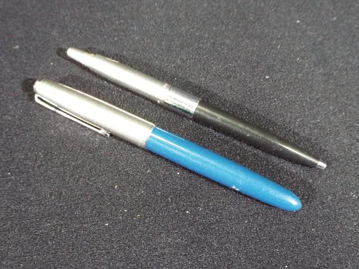 Pens - A collection of writing instruments to include a Sheaffer ball point, Parker fountain pen, - Image 3 of 3