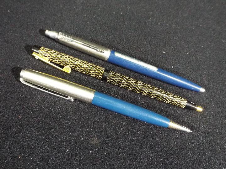 Pens - A collection of writing instruments to include a Sheaffer ball point, Parker fountain pen, - Image 2 of 3