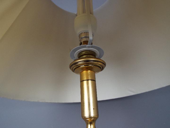 A good quality table lamp, approximately 57 cm to top of fitting. - Image 3 of 3