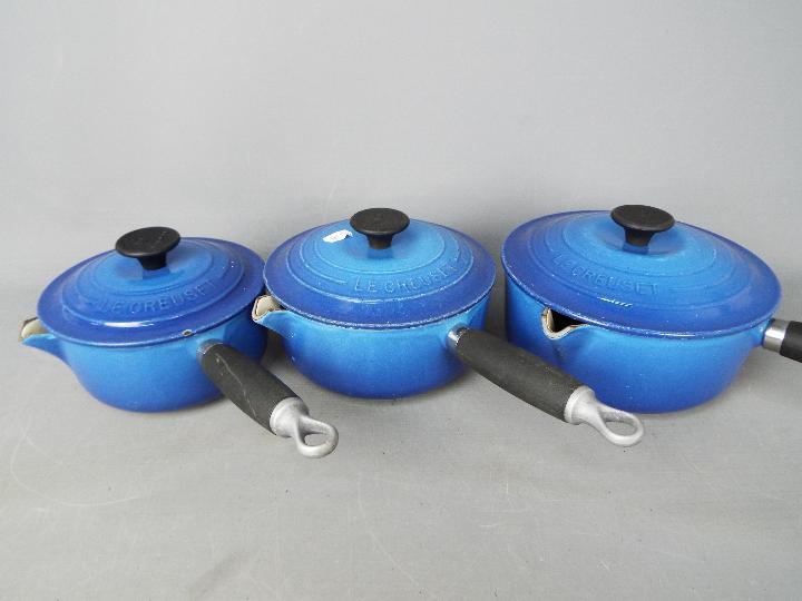 Le Creuset - A set of three cast iron Le Creuset pans in blue with lids marked 16, 18, - Image 2 of 4