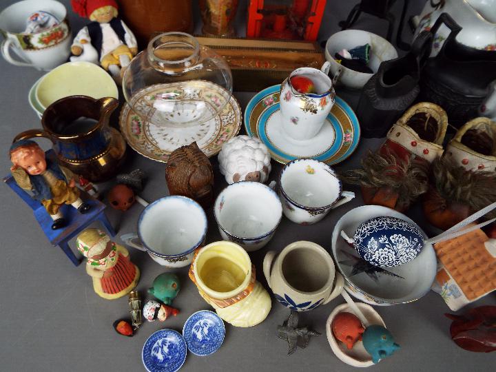 A mixed lot of ceramics, glassware, treen, metal ware and similar. - Image 2 of 5